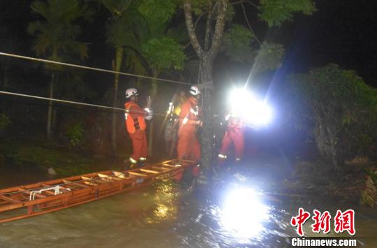 图为救援现场，消防官兵搭建生命通道。　朱鹏程 摄