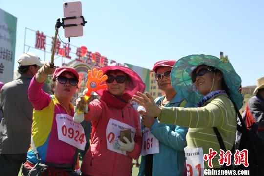 5月19日，2017年“中国旅游日”青海省分会场在该省黄南藏族自治州尖扎县启动。图为启动仪式现场徒步爱好者合影纪念。　罗云鹏 摄