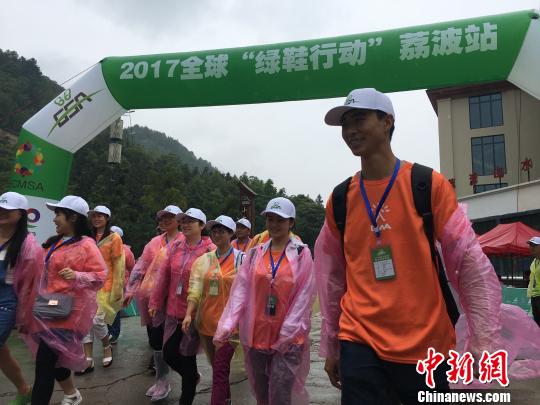 300多位参会代表徒步小七孔景区，以此倡导和实践低碳出行、绿色游、文明旅游、健康旅游。　王林成 摄