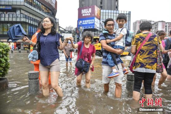 5月24日，广州江燕路，市民“踏浪”出行。记者 陈骥旻 摄