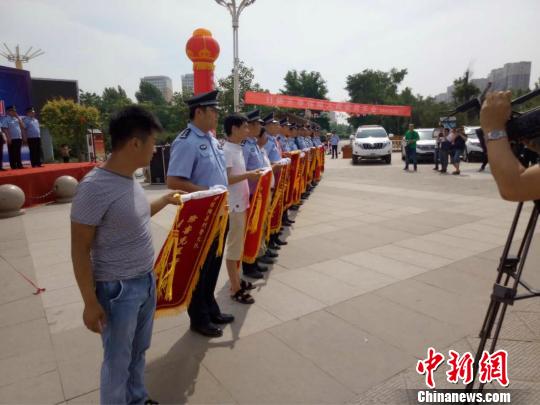 图为受害人向办案民警赠送锦旗 馆陶县公安局提供 摄