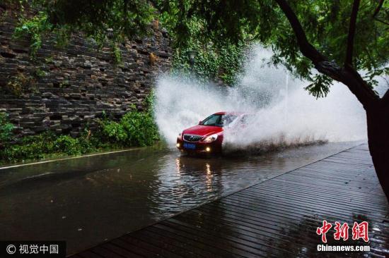 南京大暴雨 明城墙再现。 图片来源：视觉中国