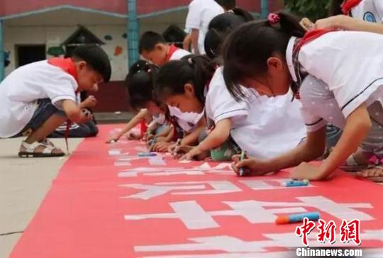 学生在横幅上签字承诺。大安交警 供图