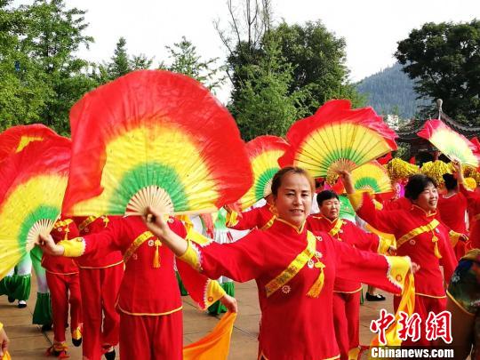 民众参加盘州市成立庆祝活动。　唐福敬 摄