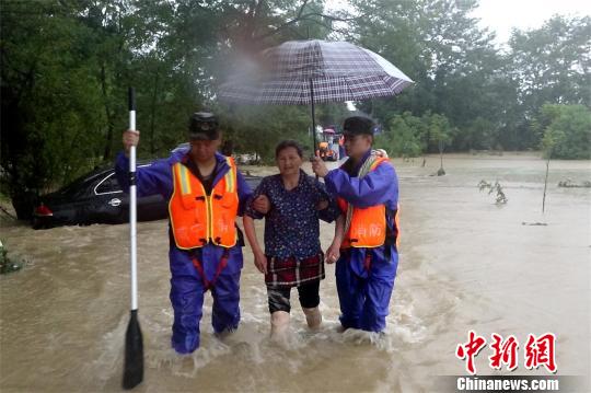 村民被转移至安全地带 杨易林 摄