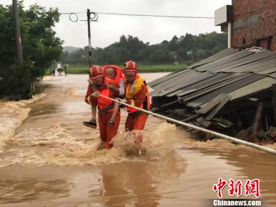 武警官兵营救常德津市药山镇被困人员 民政供图 摄