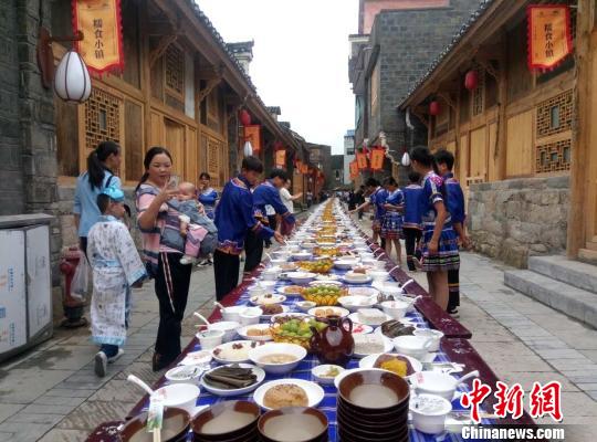 游客在品尝贞丰糯食美食。　李克 摄