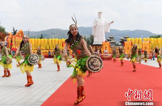 民众通过祭祀活动、文化展演等活动传承华夏文明，瞻仰敬拜人文初祖轩辕黄帝，祈福中华民族繁荣昌盛。　杨艳敏 摄