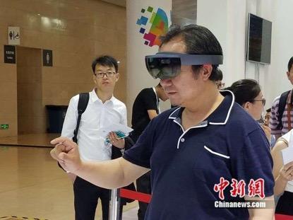 近距离观看体验者操作微软HoloLens。潘心怡摄