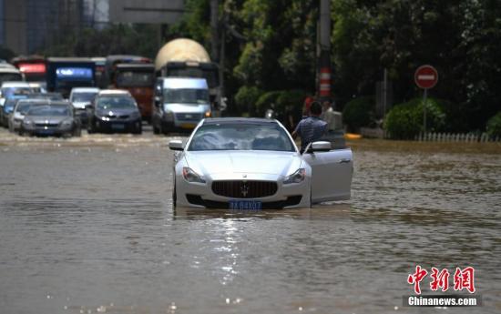 7月4日，因连续强降雨和长时间高水位浸泡，长沙浏阳河竹沙桥泵站出现一处险情，河水倒溢。 杨华峰 摄