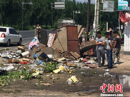 事故发生后，旅游大巴车遗留的杂物 张帆 摄