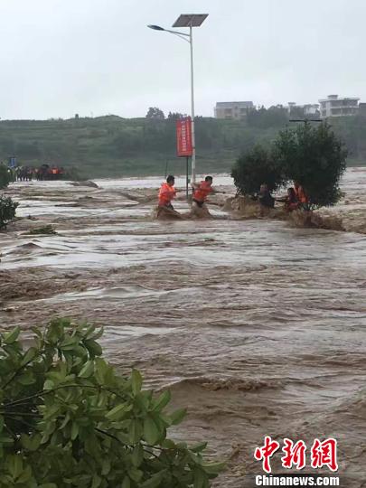 洪流中拉起救援“生命线”