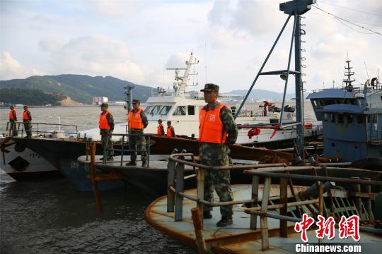 图为：边防官兵看守“油船”。　成传昭 摄