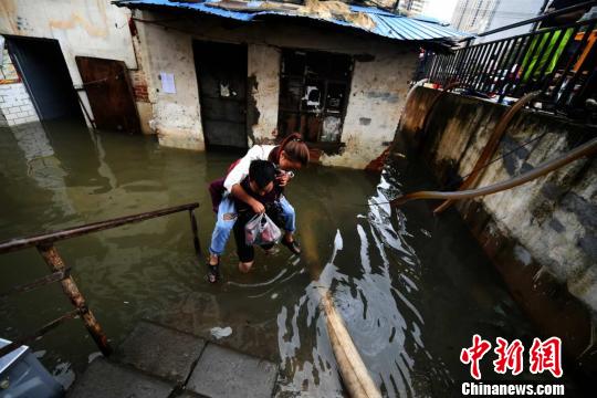 昆明一夜大雨致多处积水。　李进红 摄