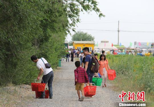 图为满载而归的游客。　袁晶 摄