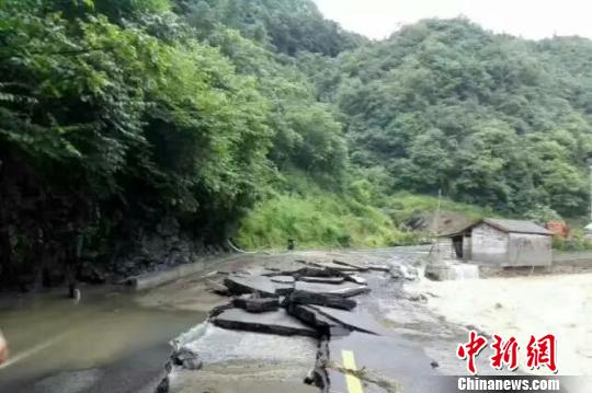 暴雨洪灾致使道路损毁 五宣 摄