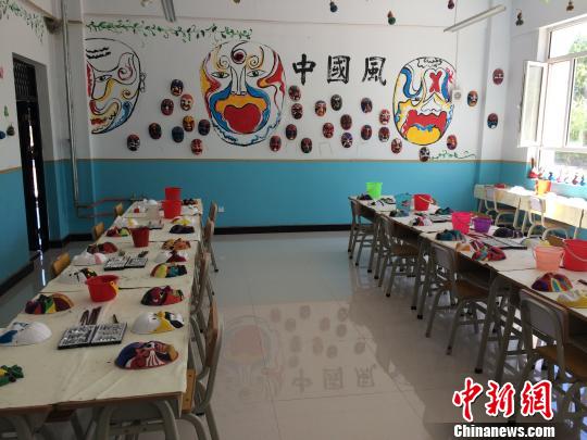 在喀什地区伽师县双语小学，少数民族学生制作戏剧面谱。　蔡敏婕 摄