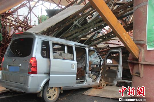 高架工地坍塌压住一过路面包车。　李斌 摄